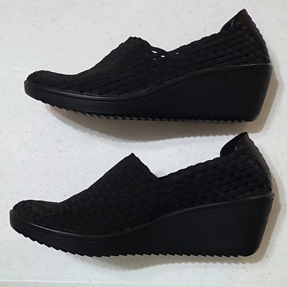 Baretraps Ulricka black basketweave wedges size 8.5